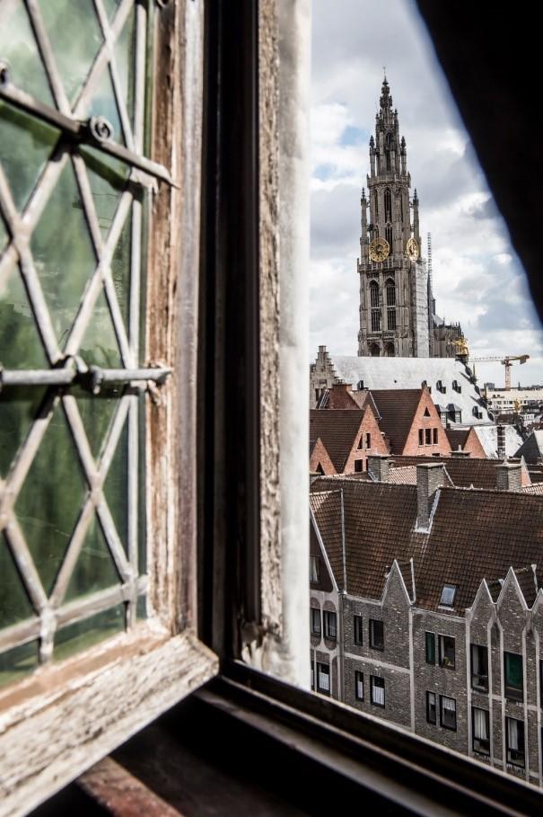 Zicht op de stad vanuit een raam op de bovenste verdieping