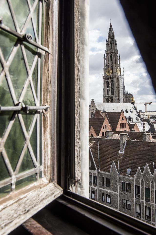 Zicht op de stad vanuit een raam op de bovenste verdieping van het Vleeshuis